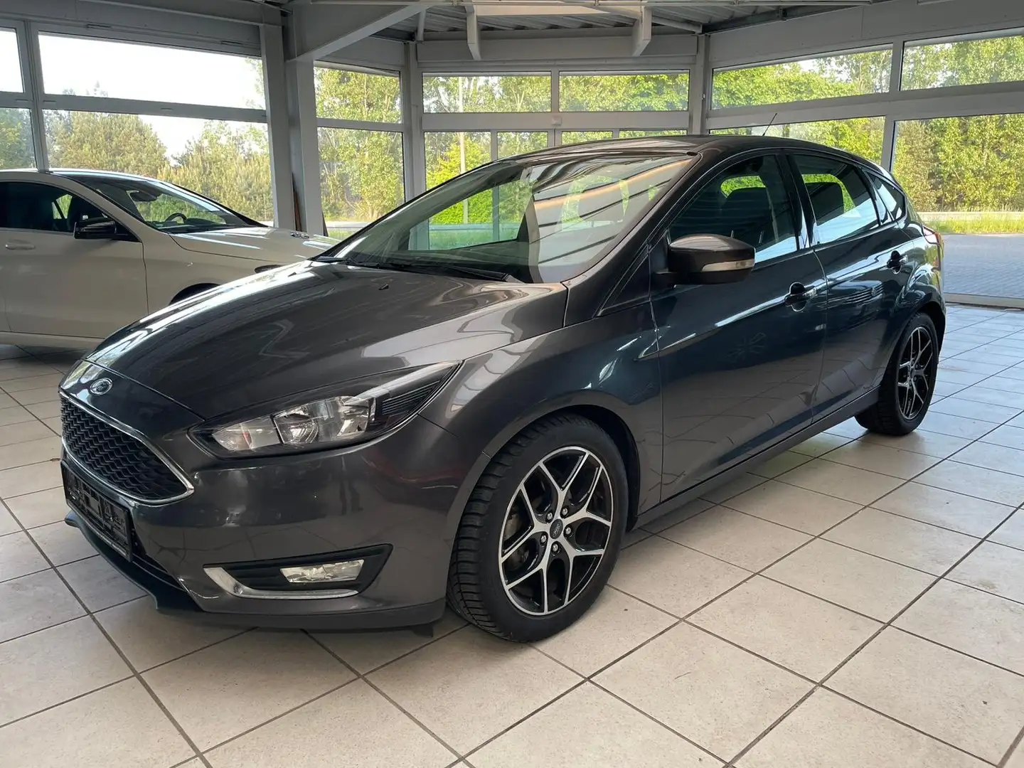 Ford Focus 2,0 14 DI Autom. Navi,Rückfahramera Grau - 1