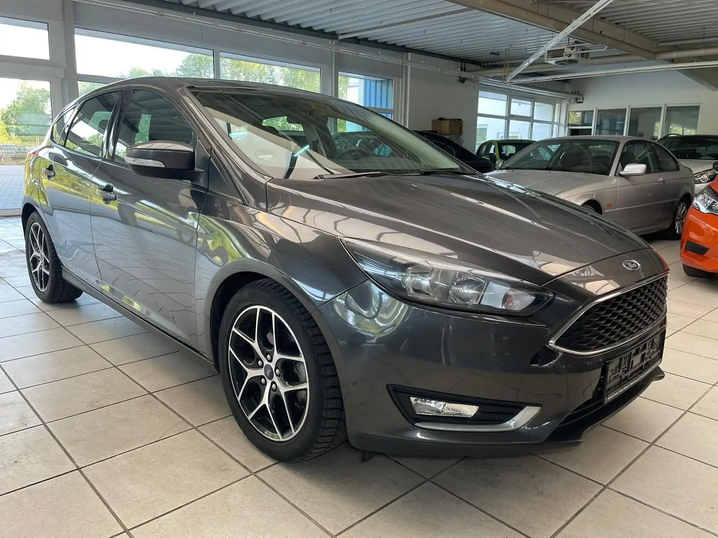 Ford Focus 2,0 14 DI Autom. Navi,Rückfahramera Grau - 2