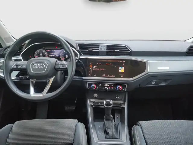 Audi Q3 view 9
