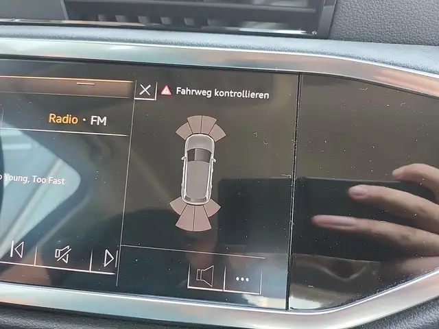 Audi Q3 view 24
