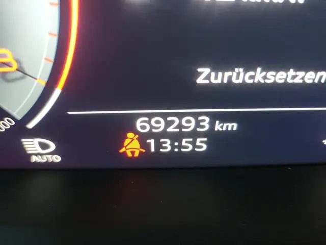 Audi Q3 view 18