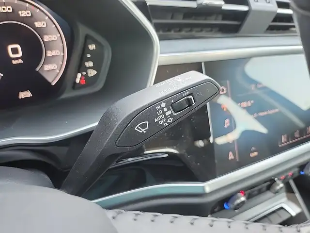 Audi Q3 view 14