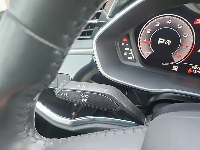 Audi Q3 view 12
