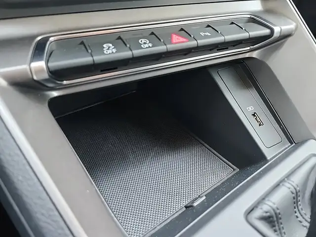 Audi Q3 view 28