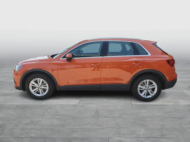 Audi Q3 view 3