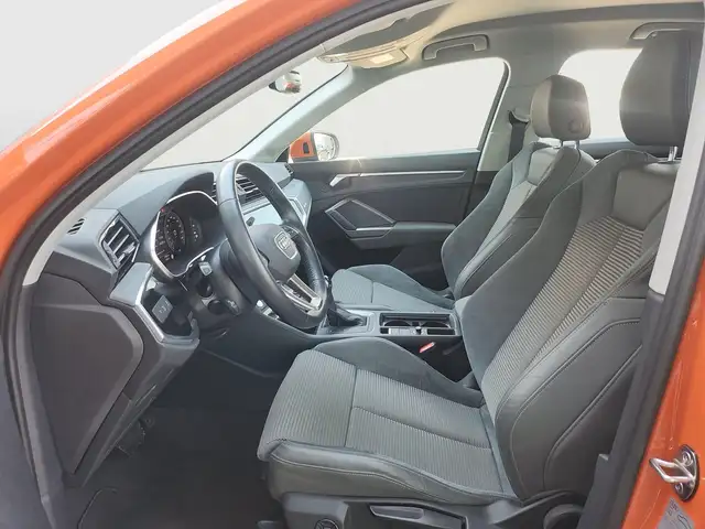 Audi Q3 view 8