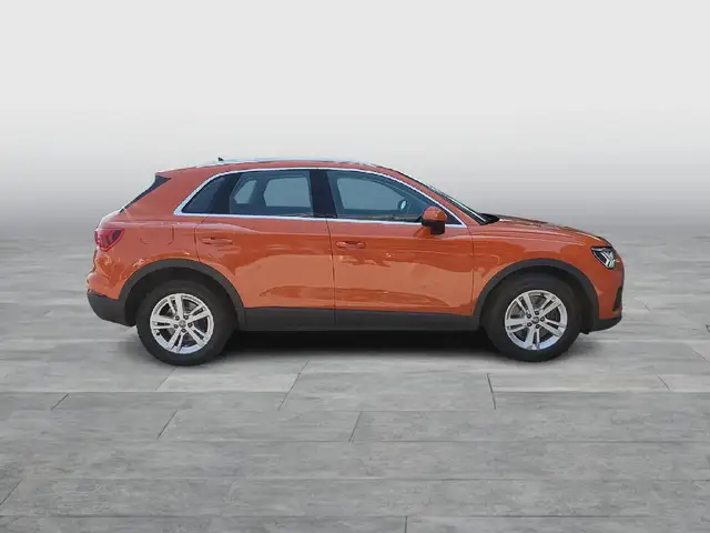 Audi Q3 view 6