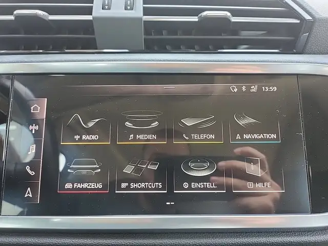 Audi Q3 view 20