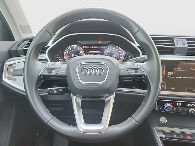 Audi Q3 view 10