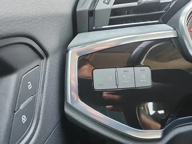 Audi Q3 view 16
