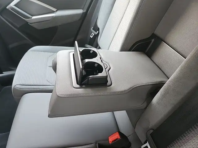 Audi Q3 view 30