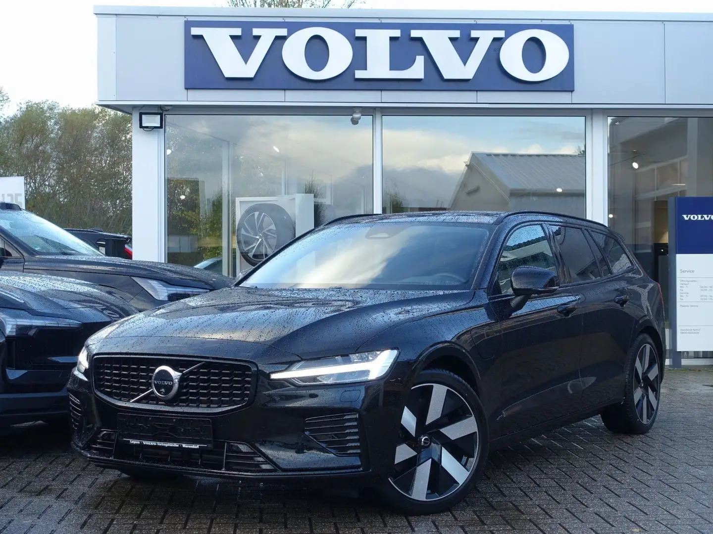 Volvo V60 Ultra Dark T8 AWD Plug-in Hybrid/360/B&W/AHK Schwarz - 1