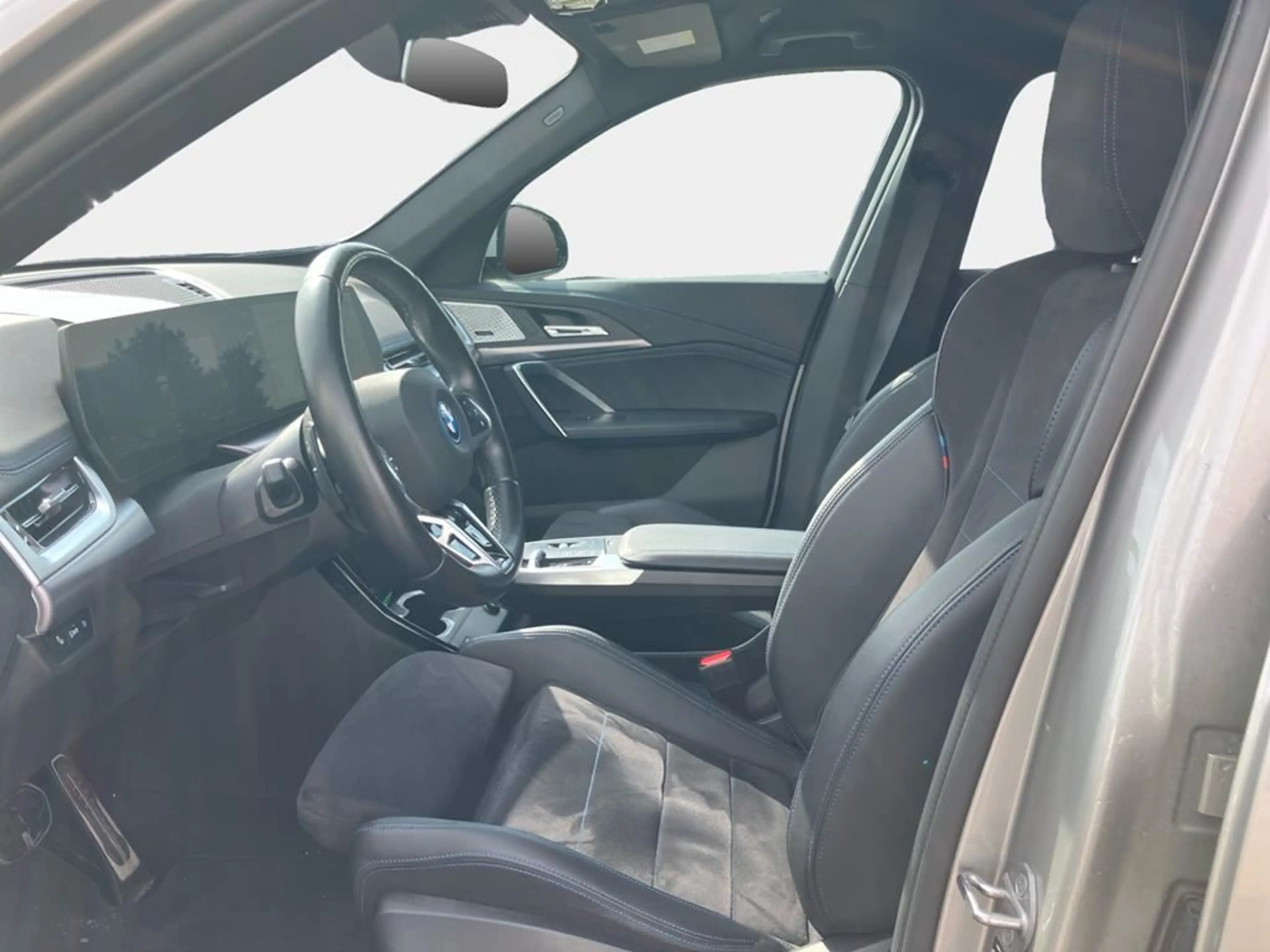 BMW iX1 M Sport — photo 11