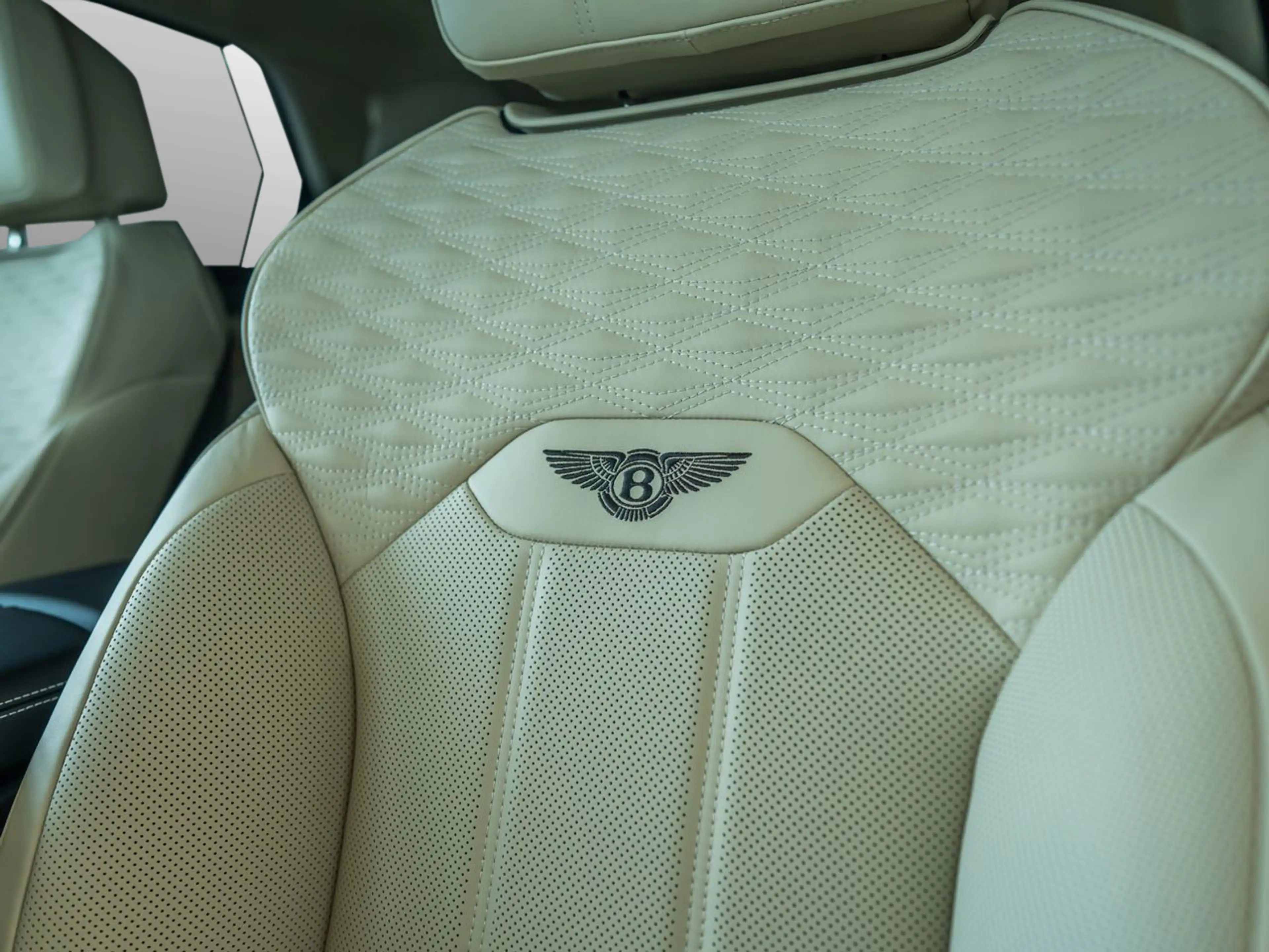 Bentley Bentayga Speed/NAIM/Parking Heater/Black Line — photo 11