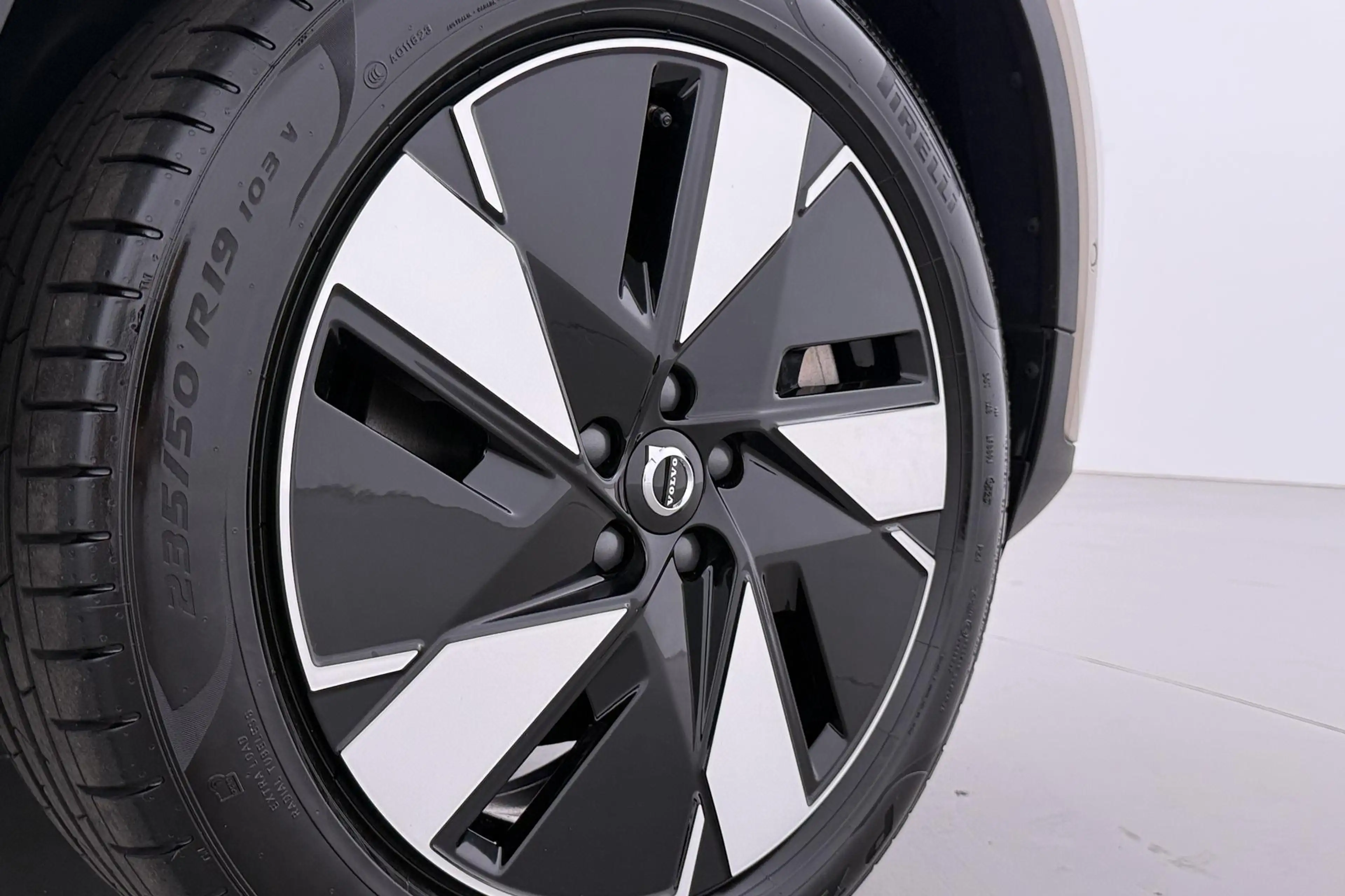 Volvo EX40 Twin Motor Plus 82 kWh | ACC | Harman/Kardon | 360 — photo 44
