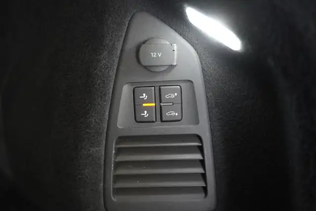 Volkswagen Touareg view 9