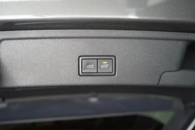Volkswagen Touareg view 8