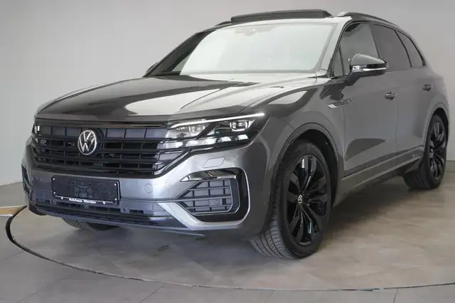 Volkswagen Touareg view 3