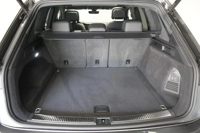 Volkswagen Touareg view 7