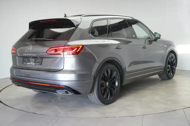 Volkswagen Touareg view 4