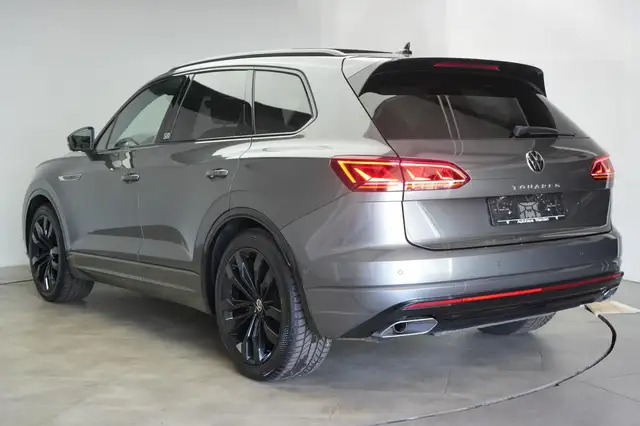 Volkswagen Touareg view 5