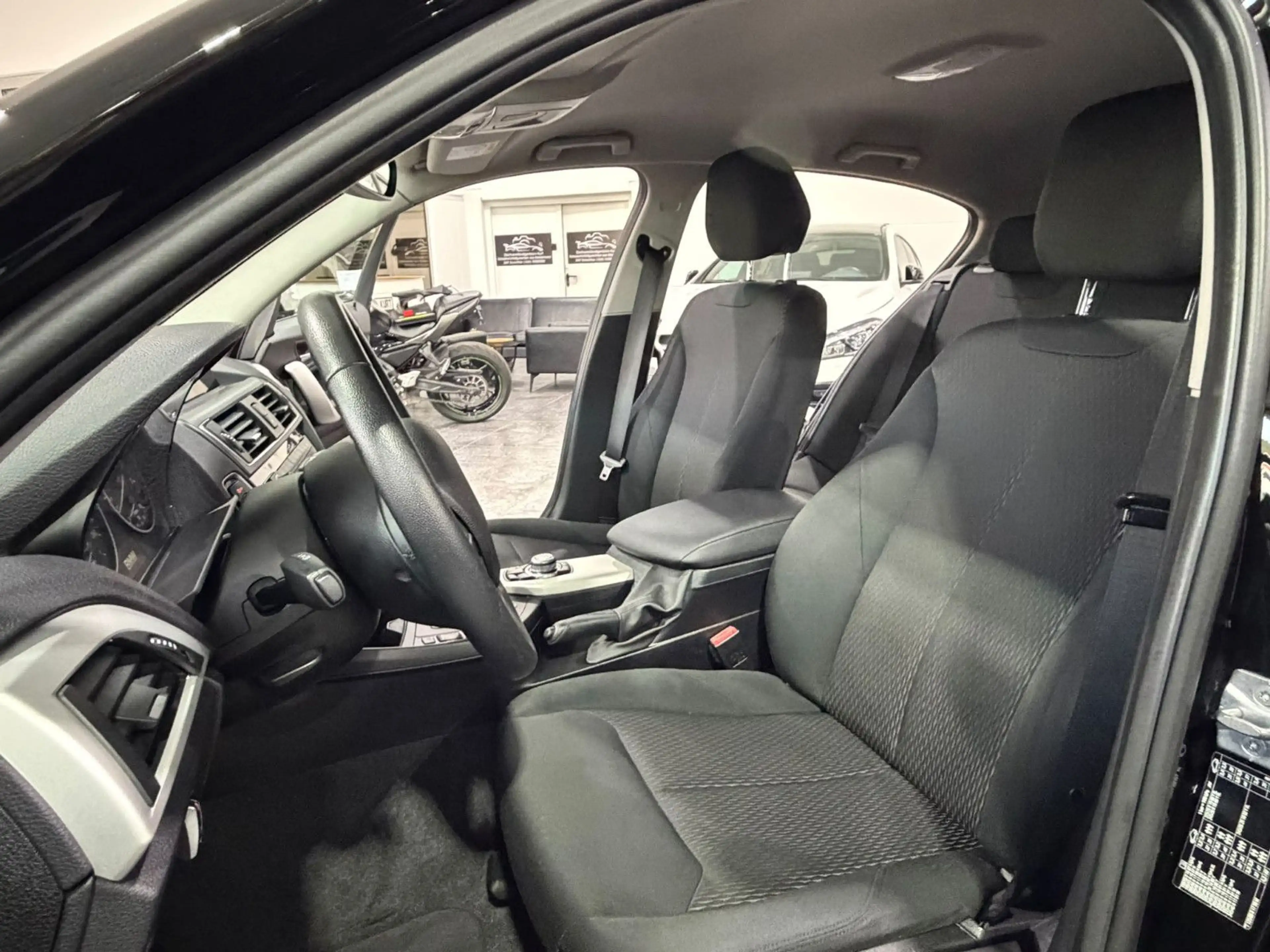 BMW 118 i Automatik*Advantage*Navi*PDC*Shz* — photo 12