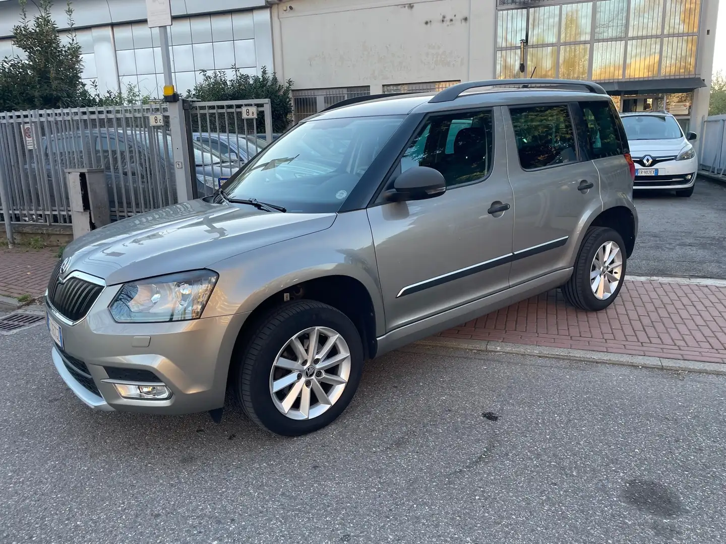 Skoda Yeti Outdoor 1.6 tdi Elegance GreenTec dsg AUTOMATICO Bronzo - 2