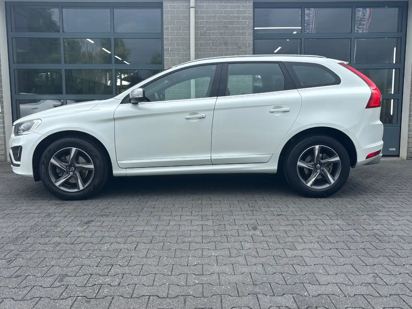 Volvo XC60 2.4 D5 R-Design | Trekhaak | Stoelverwarming | Wit - 2