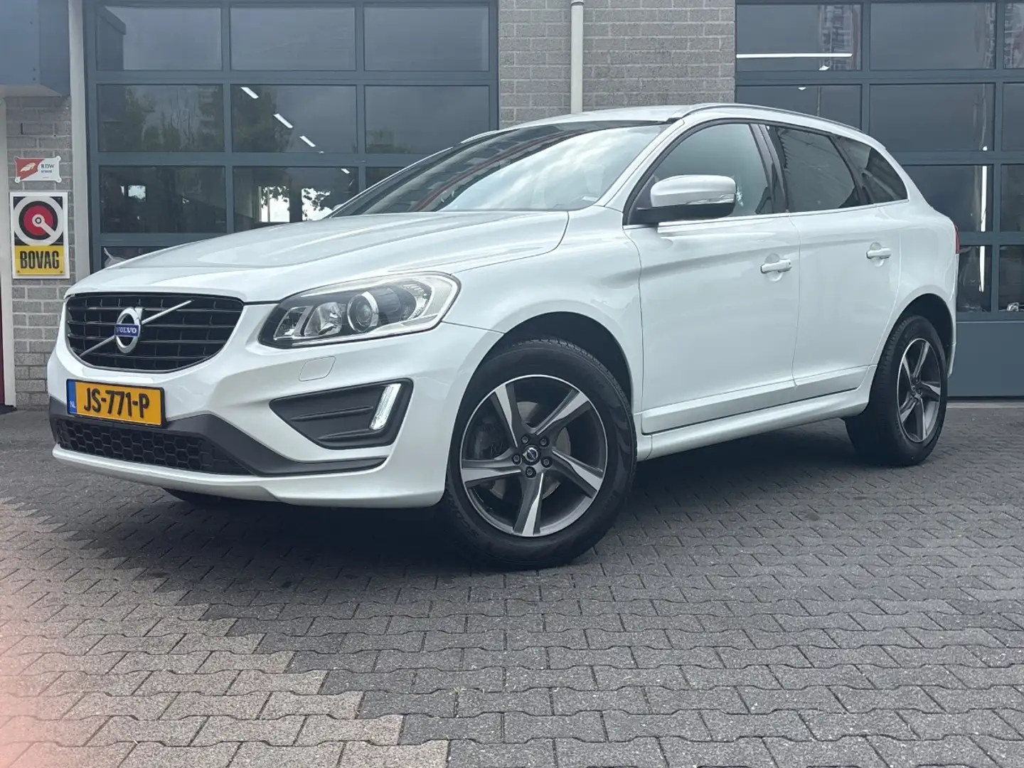 Volvo XC60 2.4 D5 R-Design | Trekhaak | Stoelverwarming | Wit - 1