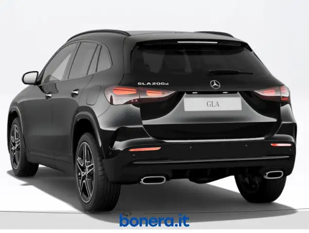 Mercedes-Benz GLA view 3
