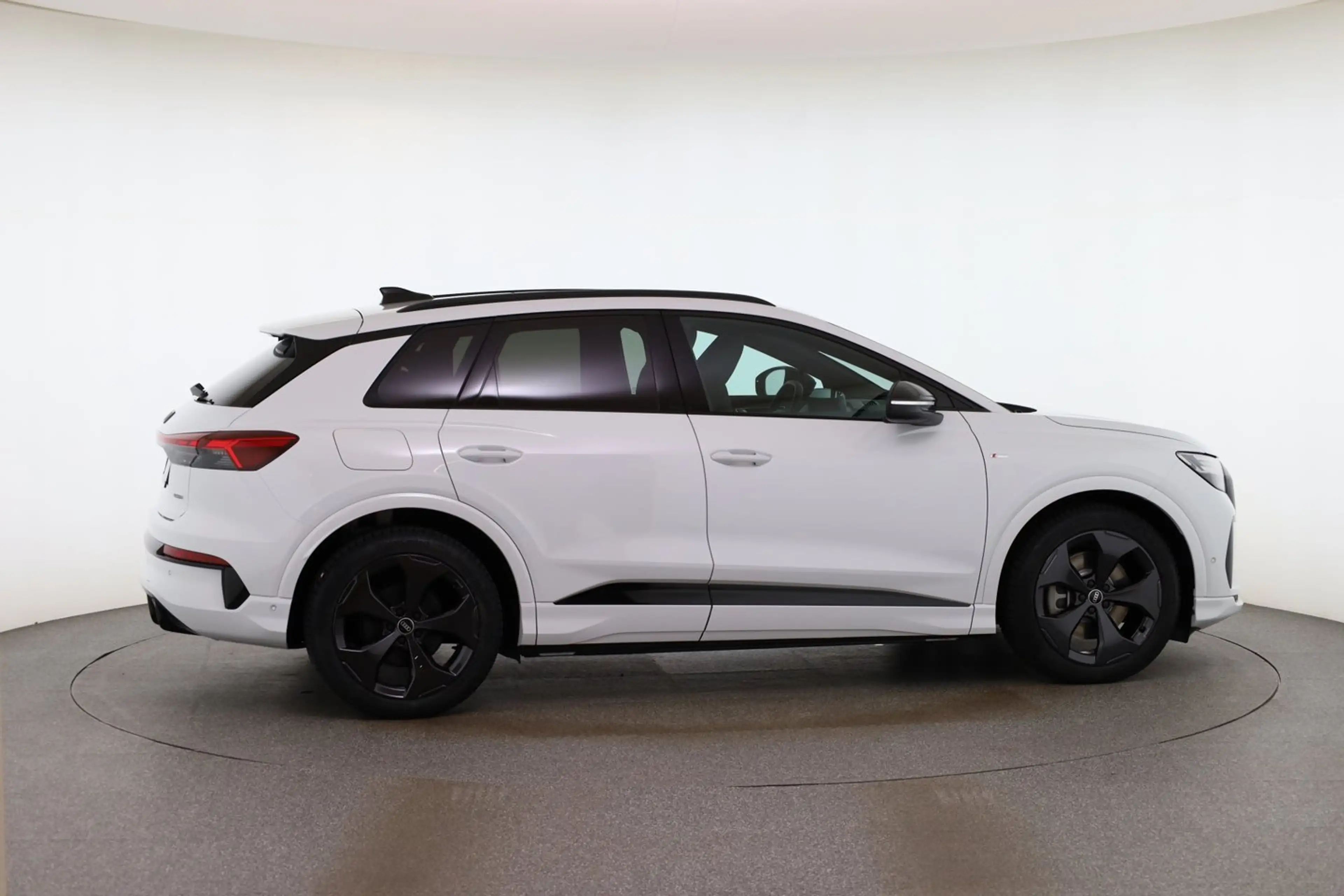 Audi Q4 e-tron quattro — photo 4