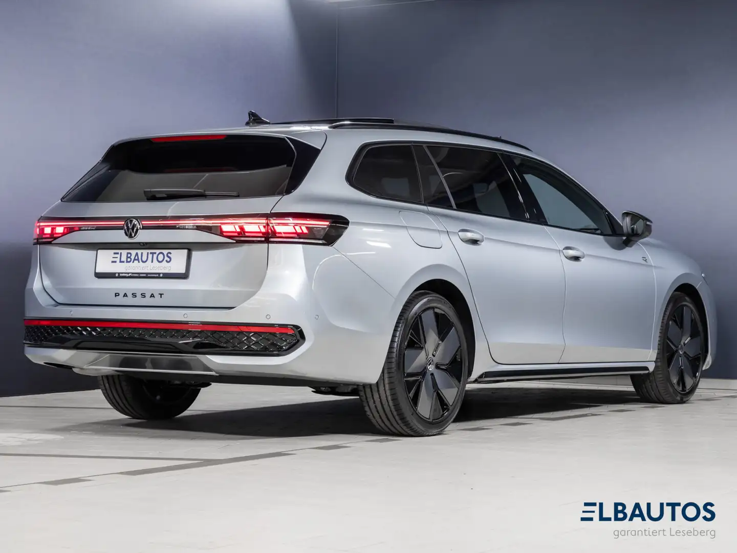 Volkswagen Passat 2.0 TDI 4M R-Line Black-St./Matrix-LED/Pano/AHK/ Argintiu - 2