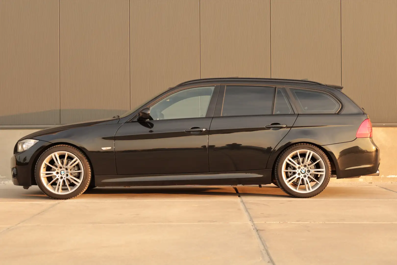 BMW 318 3-serie Touring 318i M Sport Zwart - 2