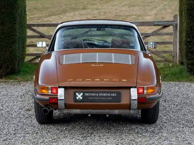 Porsche 911 view 14