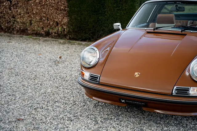 Porsche 911 view 6