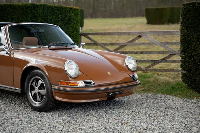 Porsche 911 view 3