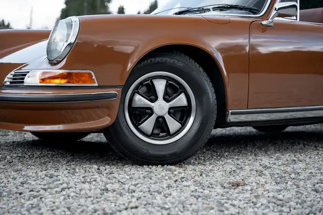 Porsche 911 view 8