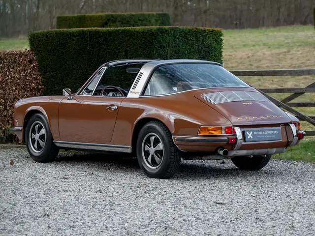 Porsche 911 view 10