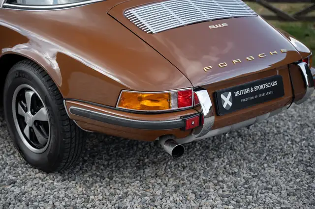 Porsche 911 view 12