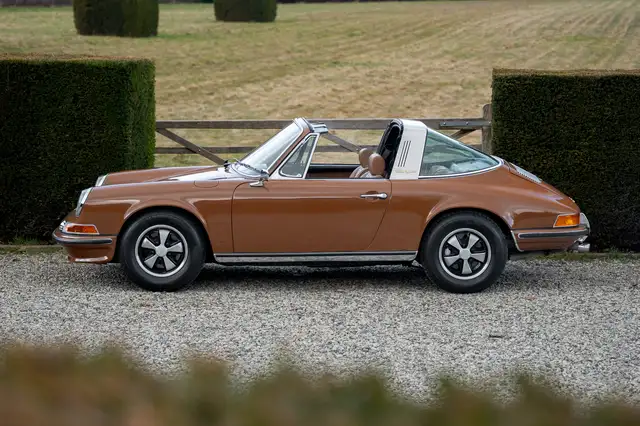 Porsche 911 view 7
