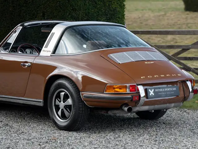 Porsche 911 view 11