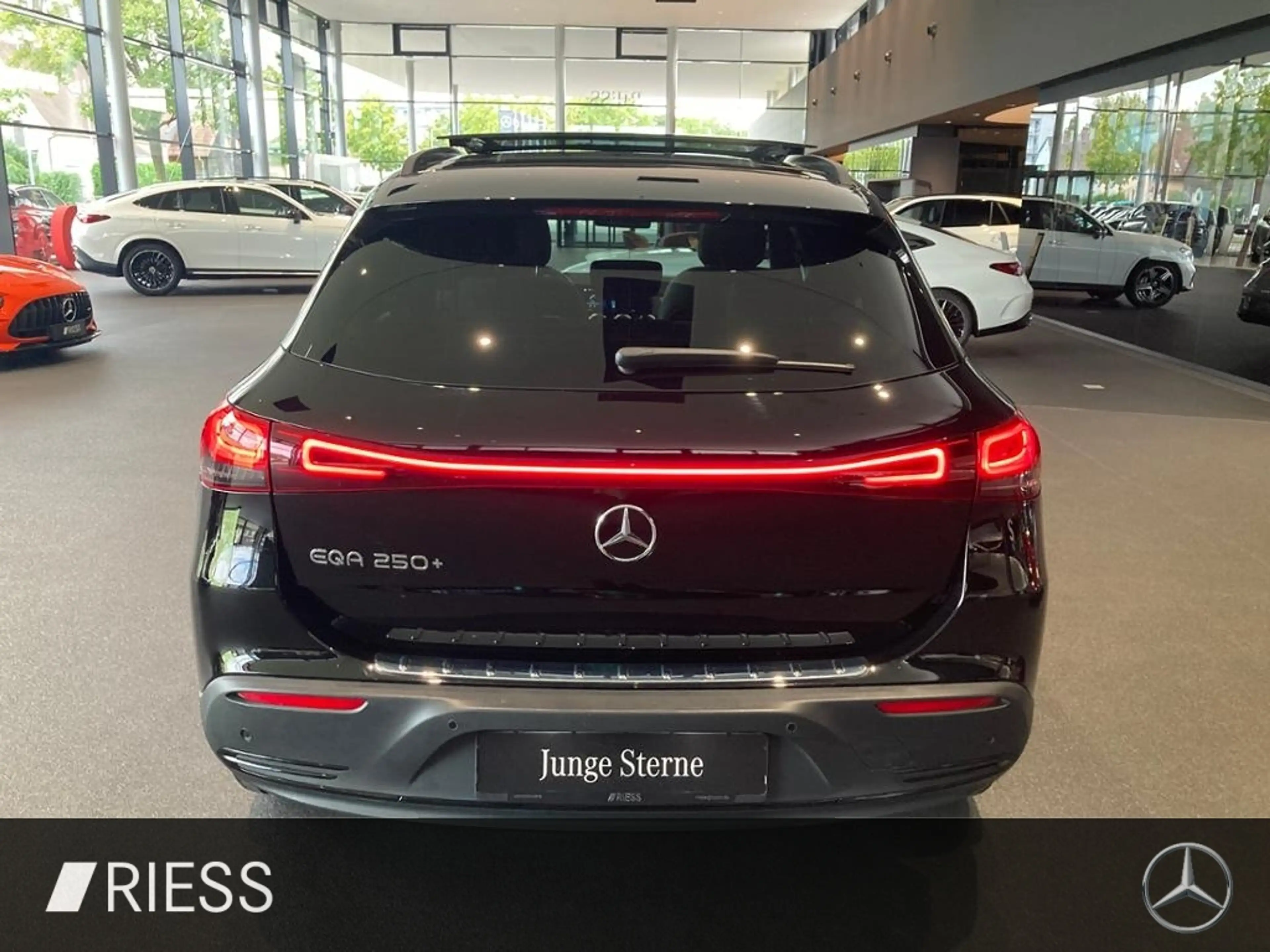 Mercedes-Benz EQA 250 + ELECTRIC ART PANO DC NIGHT 360 ADV+ MEM — photo 15