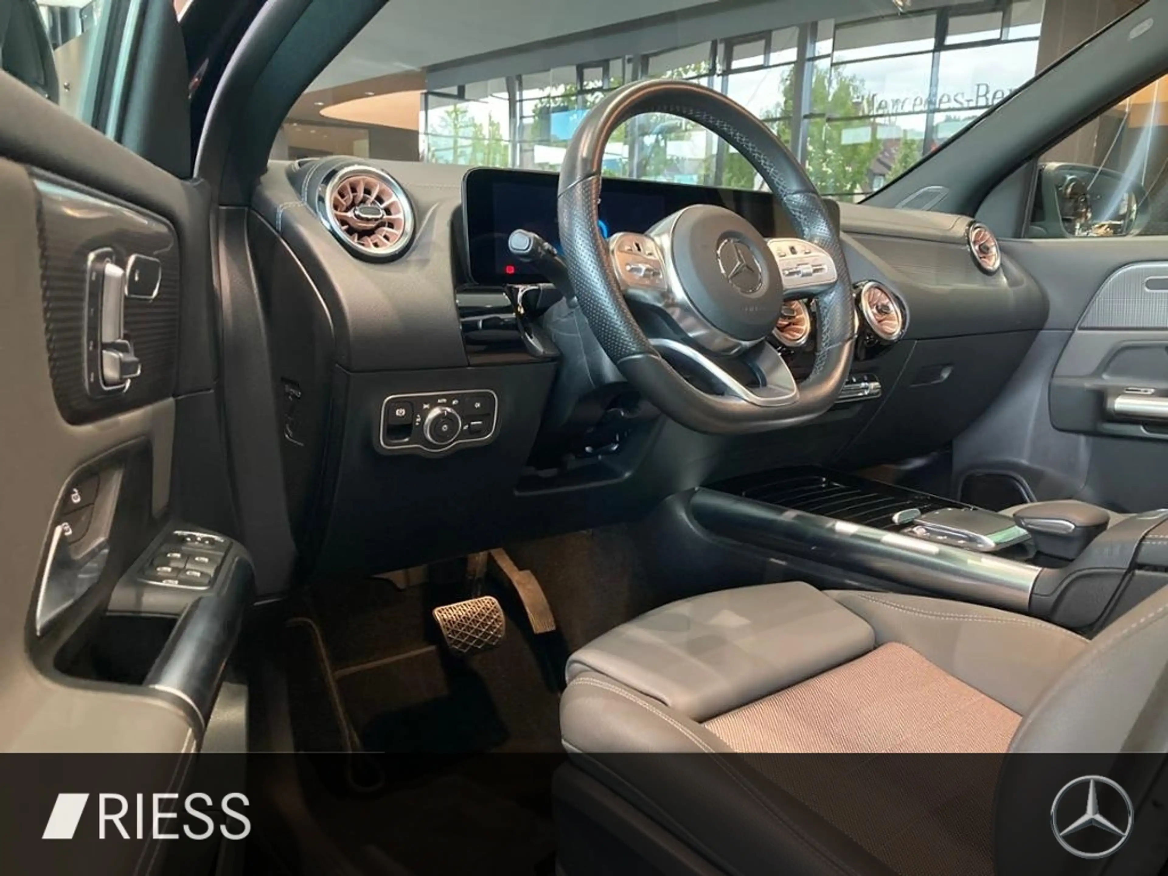 Mercedes-Benz EQA 250 + ELECTRIC ART PANO DC NIGHT 360 ADV+ MEM — photo 7