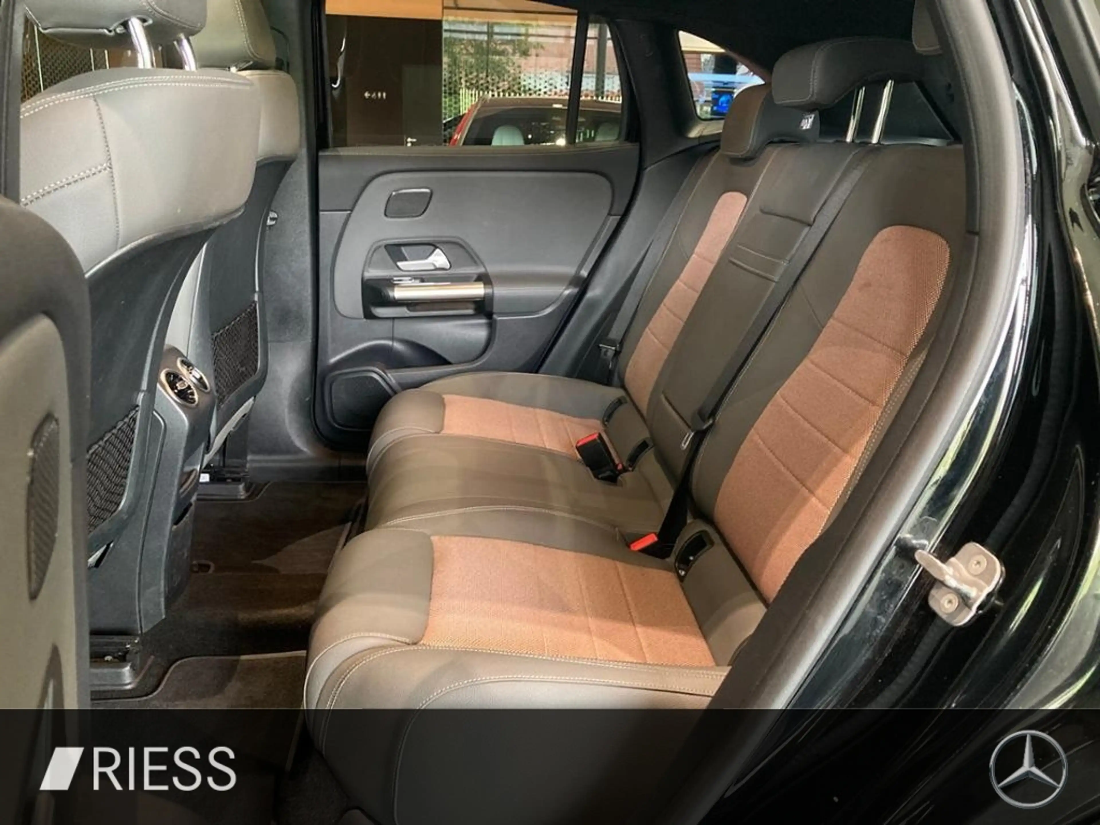 Mercedes-Benz EQA 250 + ELECTRIC ART PANO DC NIGHT 360 ADV+ MEM — photo 11