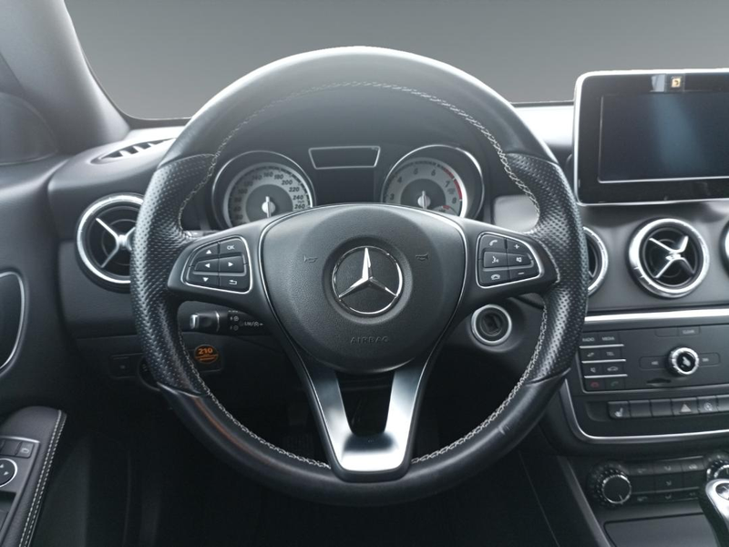Mercedes-Benz CLA 180 — photo 15
