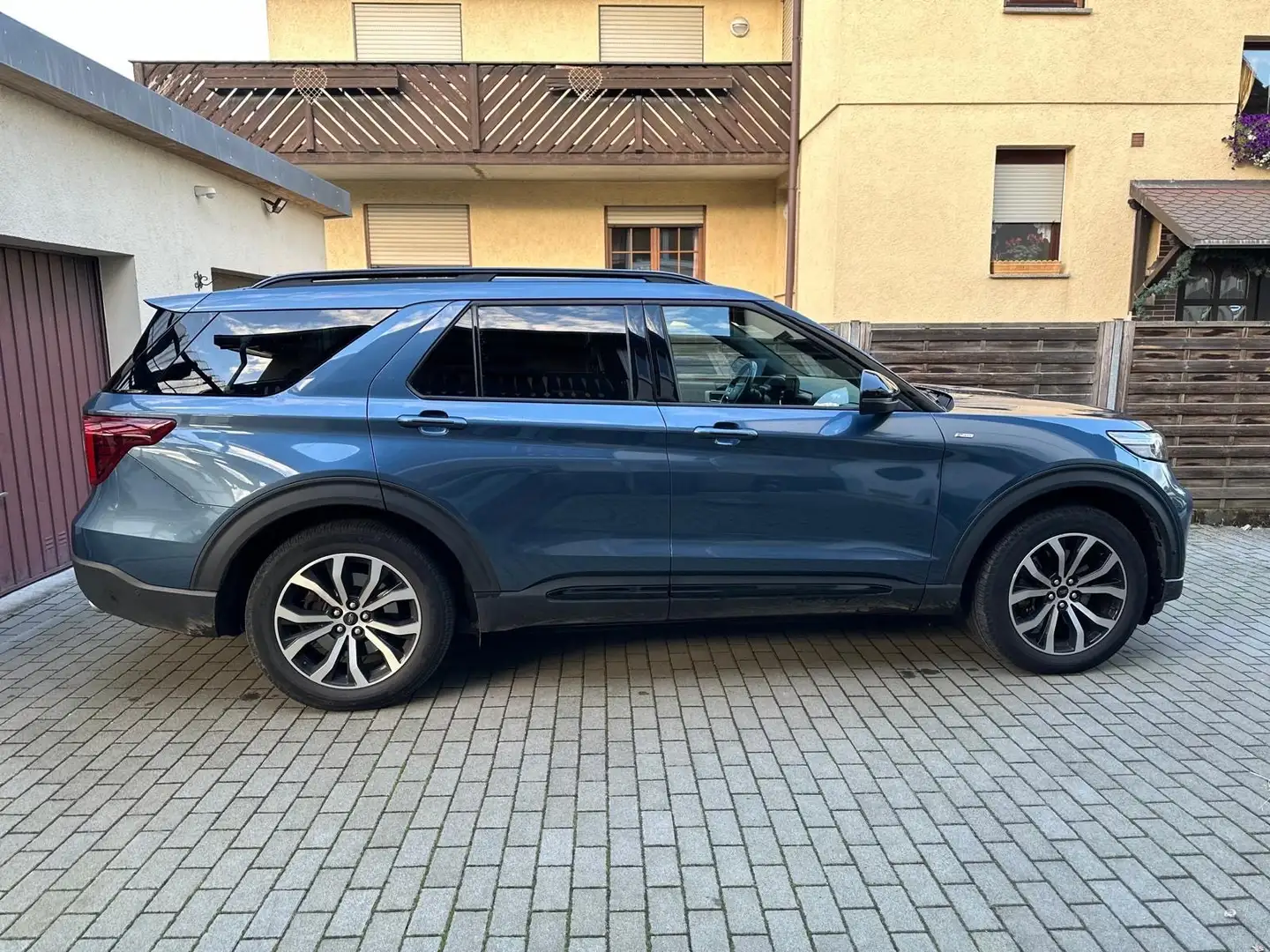 Ford Explorer EcoBoost Plug-in Hybrid ST-LINE *VOLLAUSSTATTUNG* Blau - 2