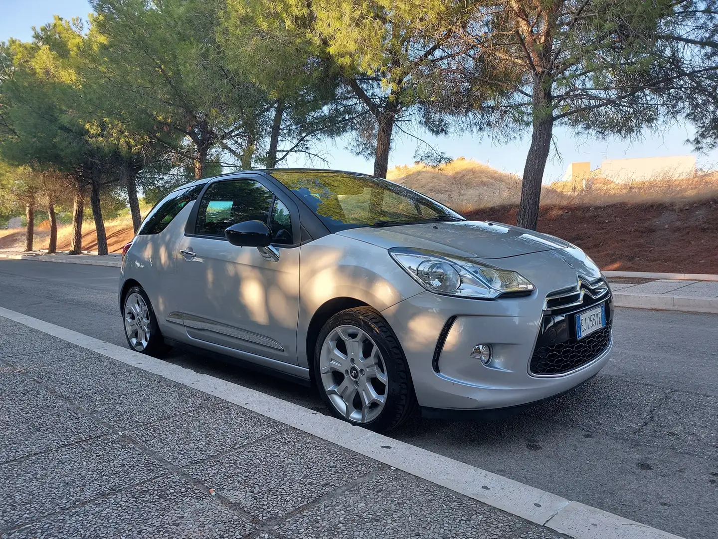 Citroen DS3 DS3 1.6 hdi So Chic 92cv Zilver - 1