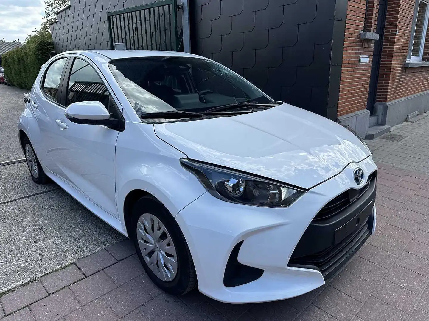 Toyota Yaris 1.5i VVT-i Hybrid MET 32DKM Wit - 1