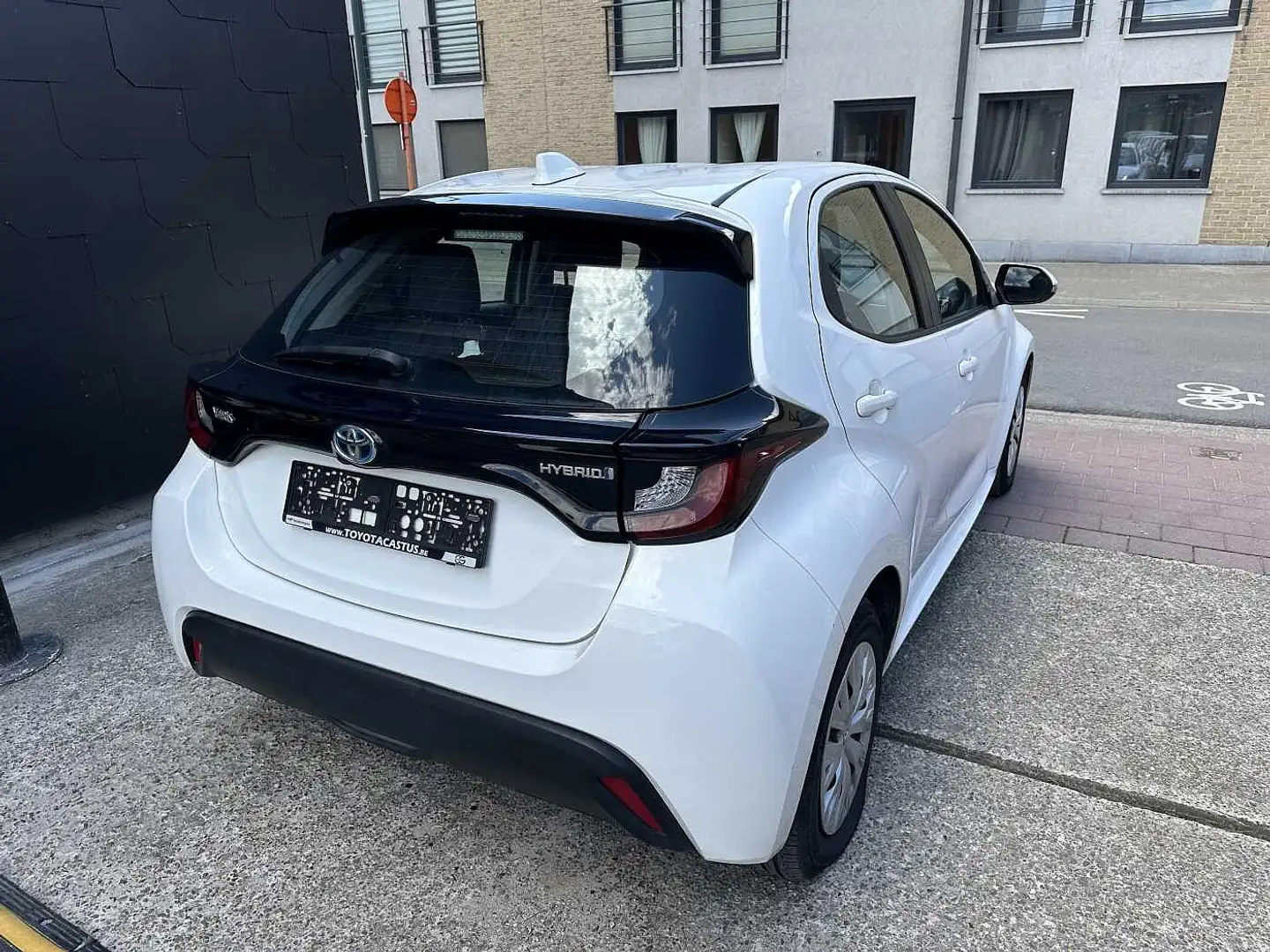 Toyota Yaris 1.5i VVT-i Hybrid MET 32DKM Wit - 2
