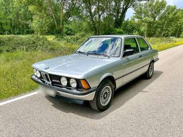 323i